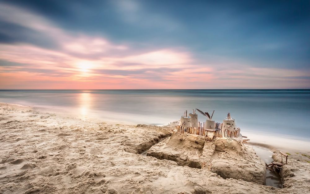 Обои для рабочего стола Замок из песка на берегу моря