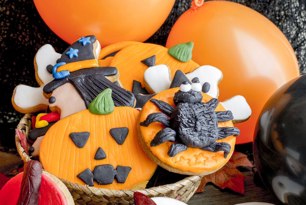 Обои для рабочего стола Глазированные печеньки в стиле Хэллуин / Halloween с воздушными шарами