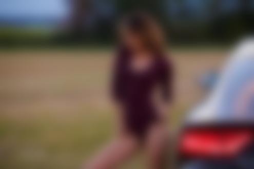 Обои на рабочий стол Модель Софи стоит у авто, фотограф Guenter Stoehr