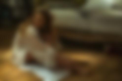 Обои на рабочий стол Девушка сидит на полу, фотограф Леонид Мочульский