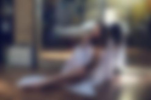 Обои на рабочий стол Девушка в белом пеньюаре сидит на полу, фотограф Леонид Мочульский