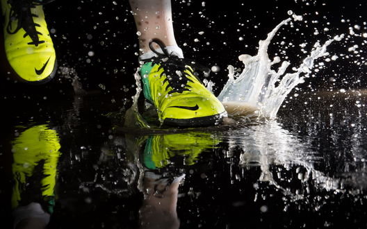 Обои на рабочий стол Ноги в желтых кроссовках Nike / Найк бегут по воде, поднимая брызги