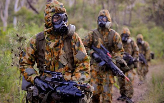 Обои на рабочий стол Отряд воруженных людей в противогазах