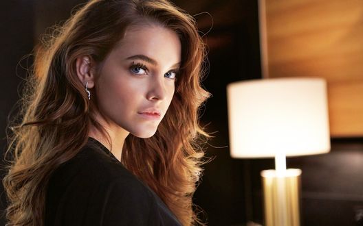 Обои на рабочий стол Начинающая актриса Барбара Палвин / Barbara Palvin у лампы в черном