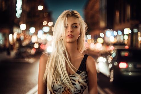 Обои на рабочий стол Блондинка стоит на фоне города, фотограф Martin K&;hn