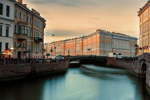 Обои на рабочий стол Река Мойка между домами и мост, Санкт-Петербург / Saint Petersburg, Россия
