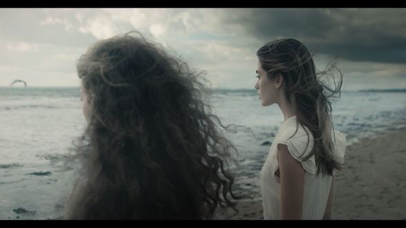 Обои на рабочий стол Девушки стоят у моря, фотограф Marta Bevacqua