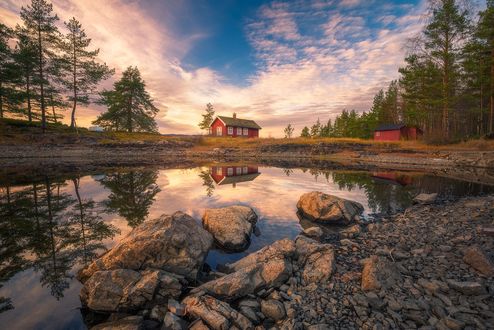 Обои на рабочий стол Домики под облачным небом у озера, фотограф Ole Henrik Skjelstad