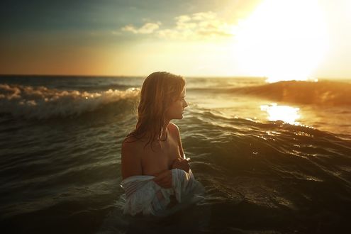 Обои на рабочий стол Девушка стоит в воде, фотограф TJ Drysdale