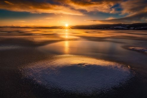 Обои на рабочий стол Закат над озером Tyrifjorden / Тюрифьорд, фотограф Ole Henrik Skjelstad