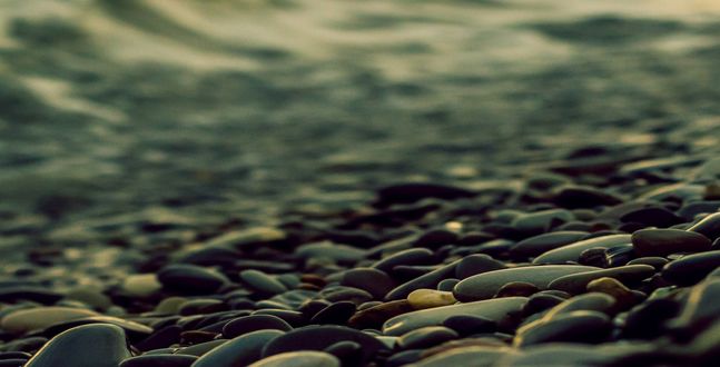 Обои на рабочий стол Галька у воды