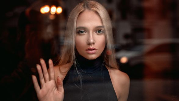 Обои на рабочий стол Модель Мария Попова за стеклом, фотограф Георгий Чернядьев