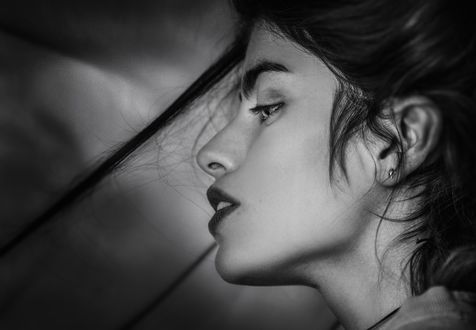 Обои на рабочий стол Девушка в профиль, фотограф Joachim Bergauer