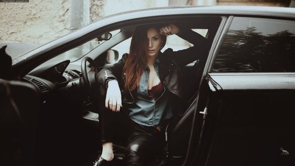 Обои на рабочий стол Девушка сидит в авто, фотограф Khusen Rustamov