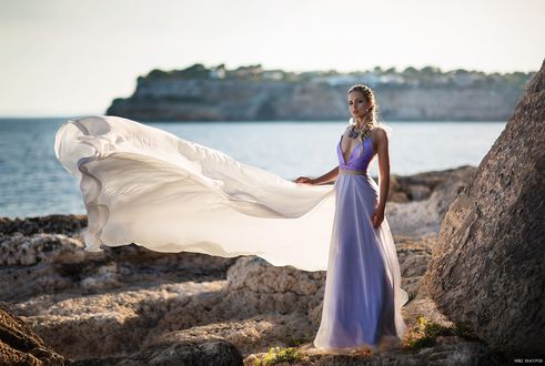 Обои на рабочий стол Девушка в длинном платье стоит на фоне природы, фотограф Miki Macovei