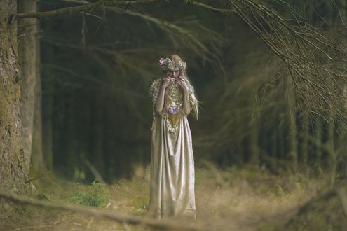 Обои на рабочий стол Девушка в венке и украшениях в лесу, фотограф Agnieszka Lorek