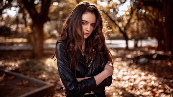 Обои на рабочий стол Девушка с длинными волосами стоит на фоне природы, фотограф Георгий Чернядьев
