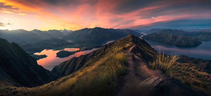 Обои на рабочий стол Парень любуется горной панорамой New Zealand / Новой Зеландии, фотограф Max Rive