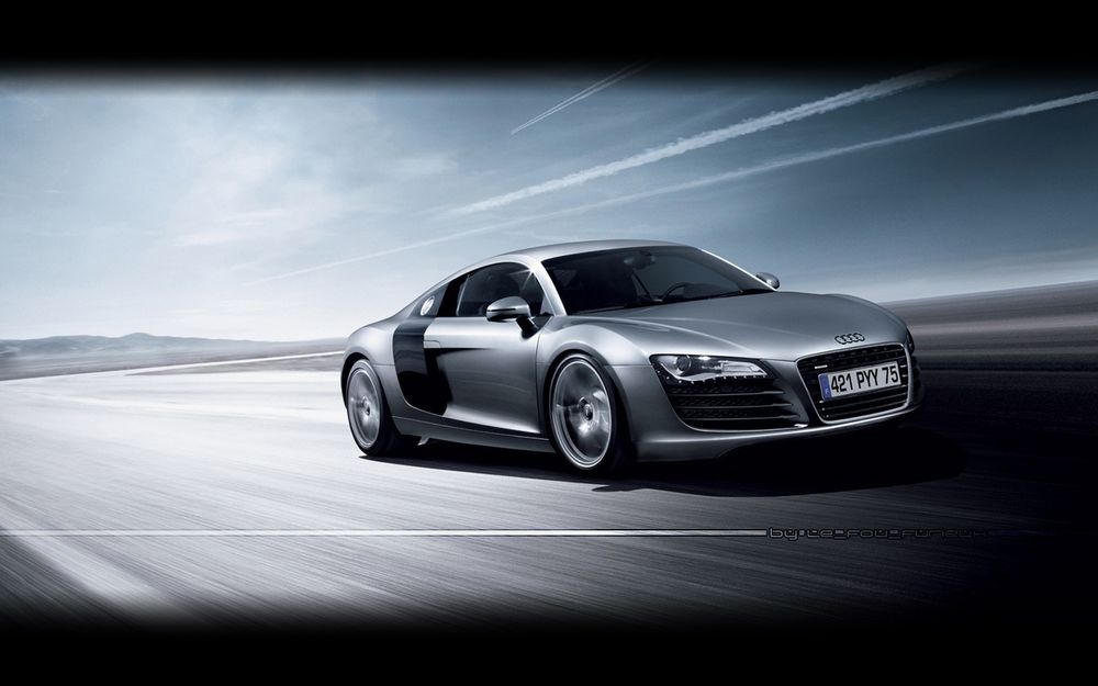 Обои для рабочего стола Автомобиль Audi / Ауди несется по дороге