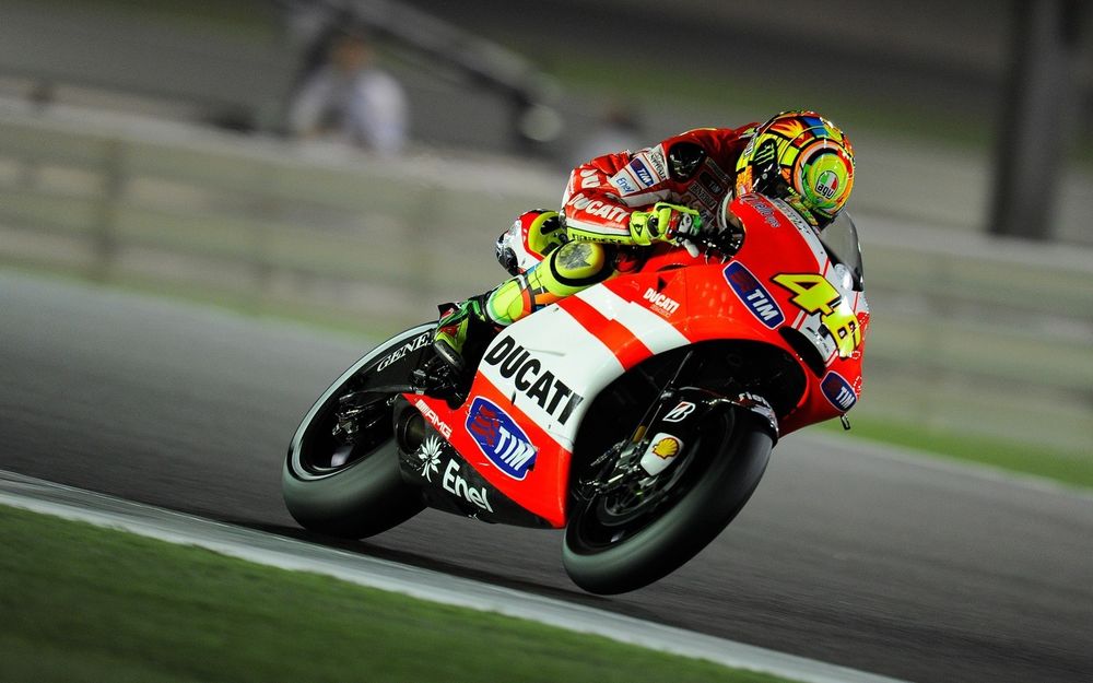 Обои для рабочего стола Гонщик на красном мотоцикле Ducati