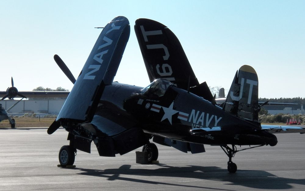 Обои для рабочего стола Палубный истребитель Chance-Vought F-4U Corsair ВМФ США на стоянке со сложенным крылом
