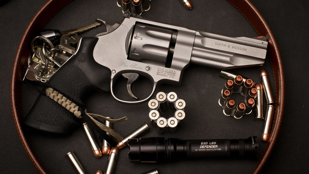 Обои для рабочего стола Револьвер, Smith & Wesson, фонарь, Model 627, ключи, запасные патроны, фонарь