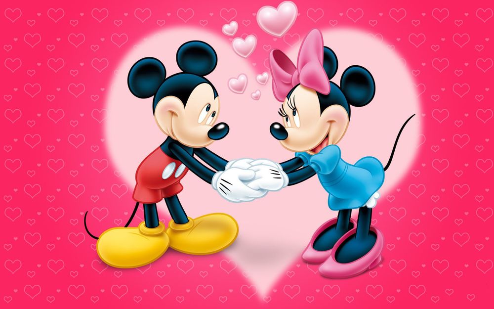 Обои для рабочего стола Микки Маус / Mickey Mouse со своей подружкой Минни / Minnie стоят, взявшись за руки на фоне розового сердечка