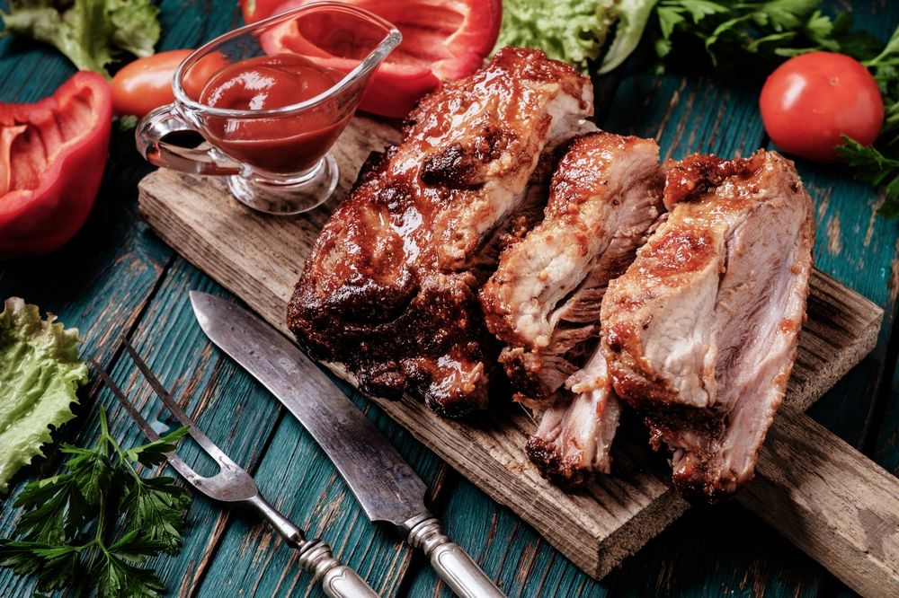 Обои для рабочего стола Доска с мясом и соусом