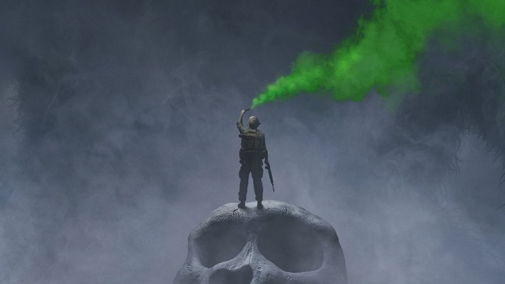 Обои для рабочего стола Главный герой фильма Конг: Остров черепа / Kong: Skull Island капитан Джеймс Конрад стоит на огромном черепе и держит в руке дымовую шашку с зеленым дымом
