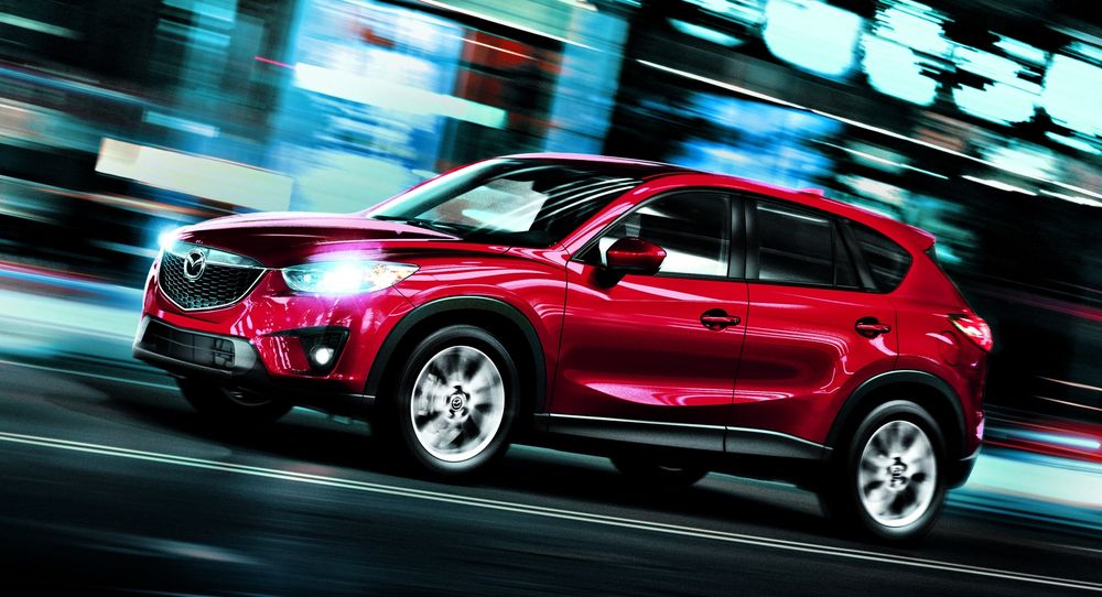 Обои для рабочего стола Автомобиль Mazda несущийся по городу