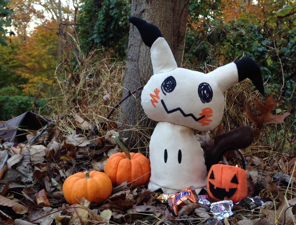 Обои для рабочего стола Игрушка Mimikyu / Мимикью из игры Покемон / Pokemon в осенней листве, by Zareidy