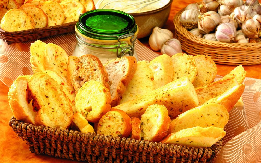Обои для рабочего стола Корзины с кусочками хлеба с чесноком