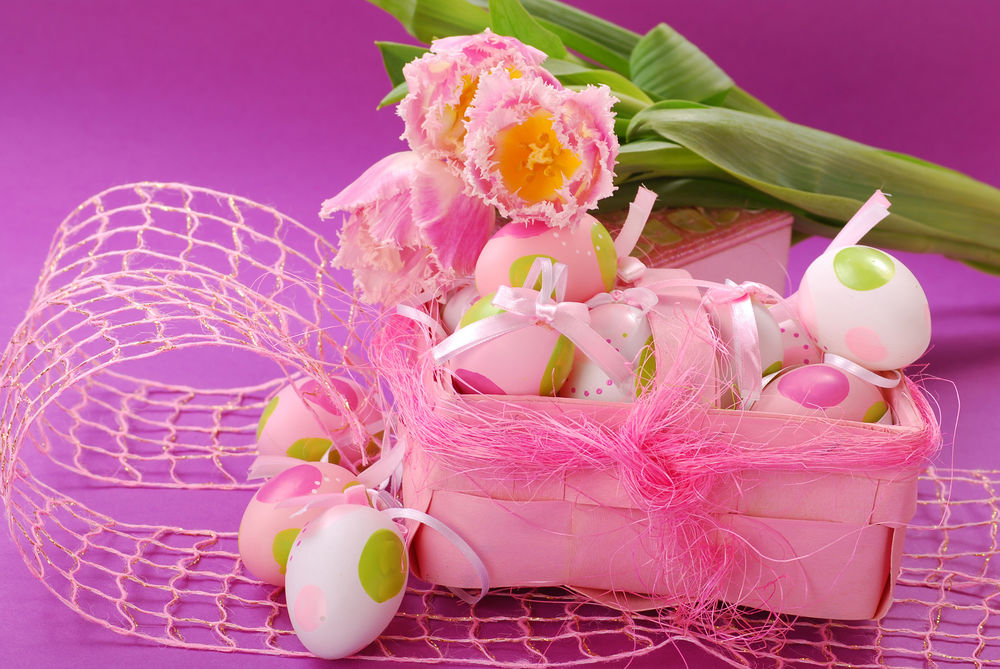 Обои для рабочего стола Махровые розовые тюльпаны и коробка с раскрашенными яйцами с ленточками и сеткой, пасха / easter