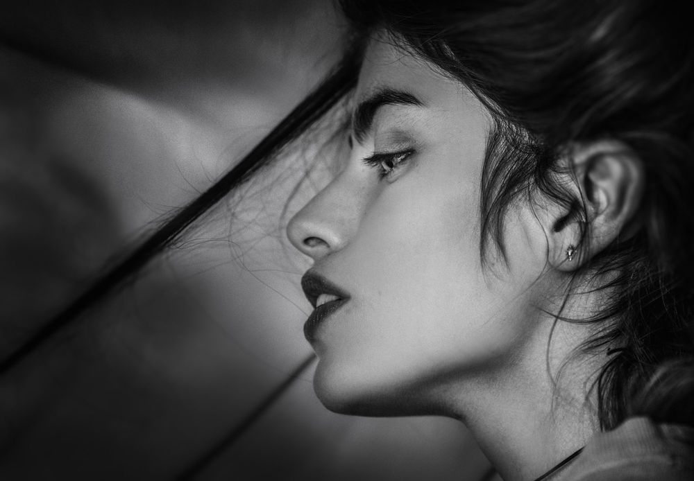 Обои для рабочего стола Девушка в профиль, фотограф Joachim Bergauer