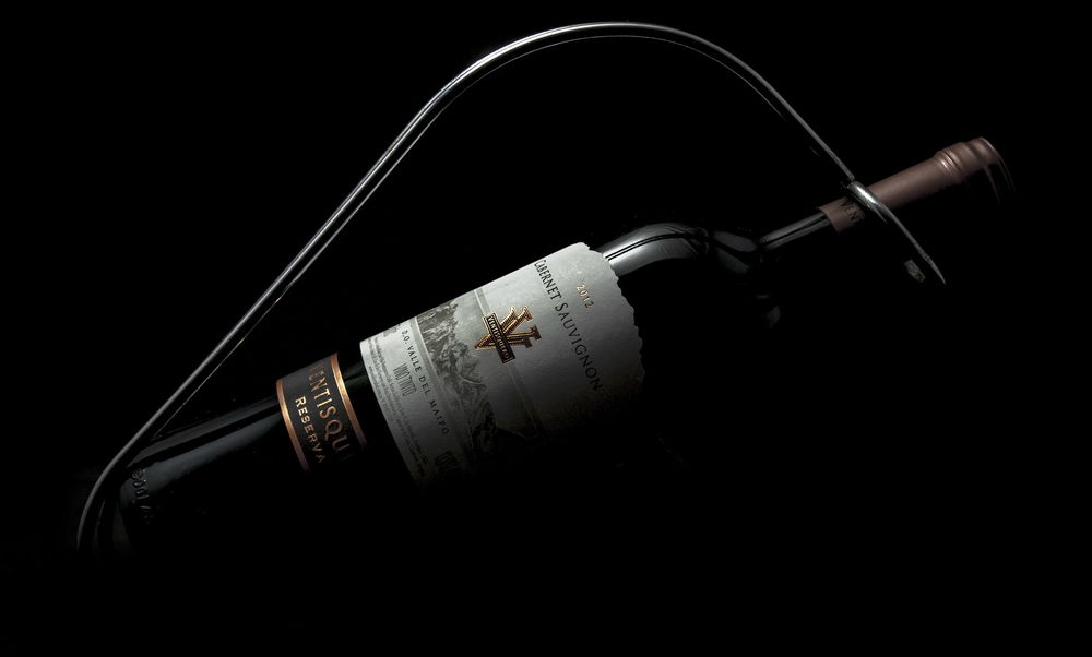 Обои для рабочего стола Бутылка вина Каберне Совиньен / Cabernet Sovenyen 2012 на подставке