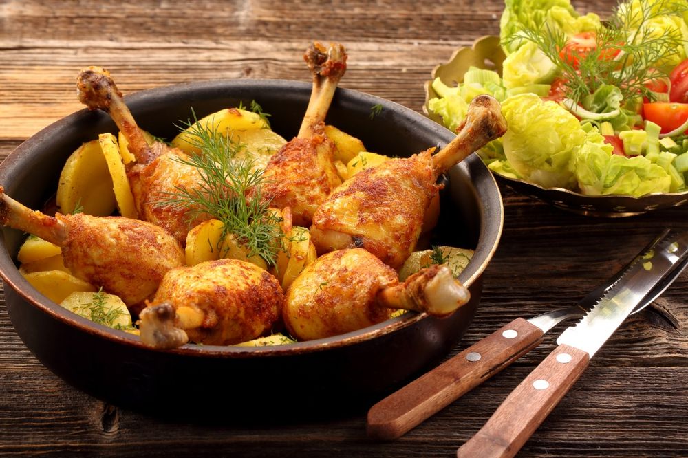 Обои для рабочего стола Миска с куриными ножками, фри и салатом