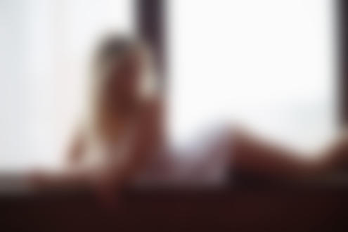 Обои для рабочего стола Модель Екатерина Чернышева лежит на подоконнике, фотограф Лобанов Дмитрий