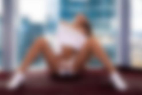 Обои на рабочий стол Девушка сидит на полу у окна, фотограф Fedor Shmidt
