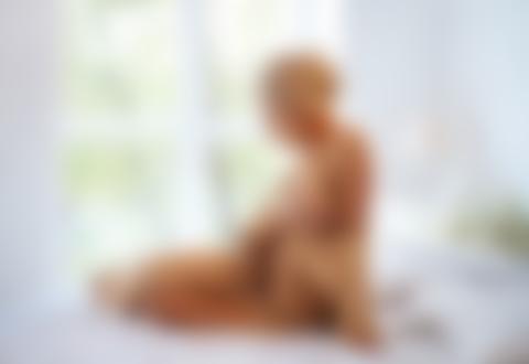 Обои для рабочего стола Модель Мария Попова сидит на кровати, фотограф Maxim Maximov