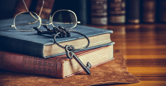 Обои на рабочий стол Ключи и очки на книгах