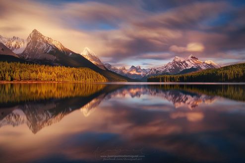 Обои на рабочий стол Горы под облаками и их отражение в воде, фотограф Juan Pablo de Miguel
