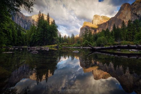 Обои на рабочий стол Горы под облаками и их отражение в воде, фотограф Juan Pablo de Miguel