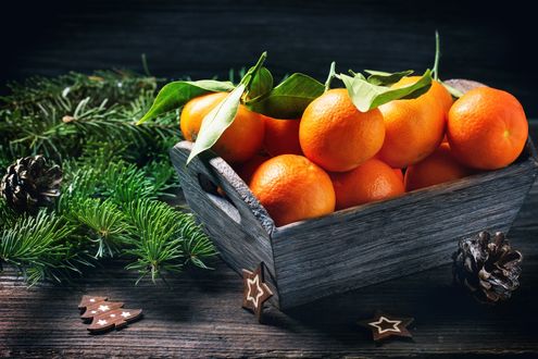 Обои на рабочий стол В деревянном ящичке мандарины стоят рядом с хвойными веточками и шишками