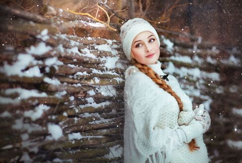 Обои на рабочий стол Девушка стоит у плетня, фотограф Olga Boyko