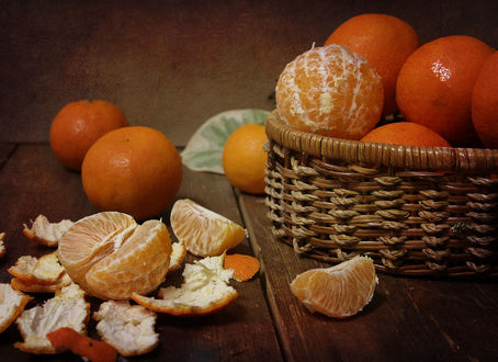 Мандарины весной. Хурма и мандарин. Натюрморт с апельсинами. Натюрморт с мандаринами. Мандарины на столе.