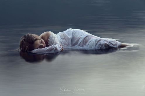 Обои на рабочий стол Спящая на воде девушка, фотограф Viktoria Haack