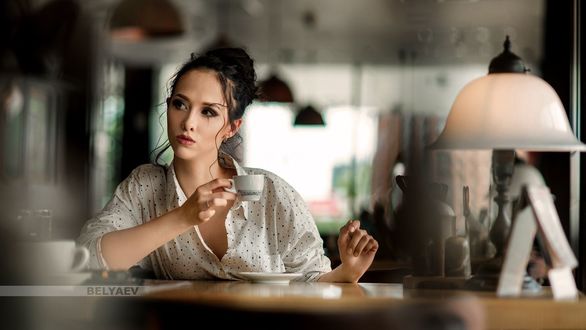 Обои на рабочий стол Девушка с чашечкой в руке, by Dmitry Belyaev