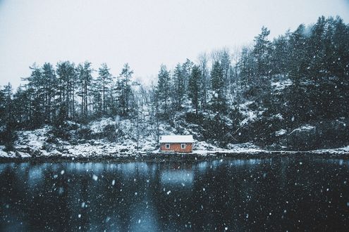 Обои на рабочий стол Домик на берегу озера под снегопадом, фотограф Johannes Hulsch
