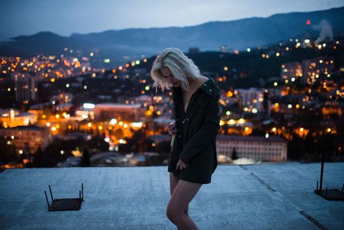 Обои на рабочий стол Девушка стоит на фоне города в огнях, фотограф Marat Safin