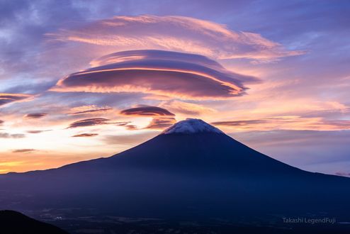 Обои на рабочий стол Над горой Fujiyama / Фудзияма, Japan / Япония огромное облако, фотограф Takashi